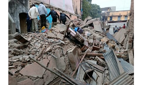 जळगावात दोन मजली इमारत कोसळली; गाढ झोपेतील परिवार दबला गेला 