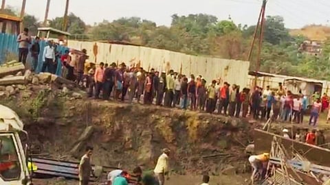 जेएनपीटीच्या जासई उड्डाण पुलाचा भाग कोसळला; १ कामगार जागीच ठार 