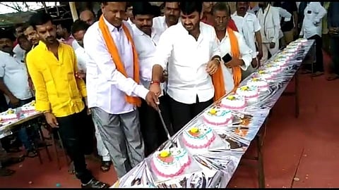भाजप युवा नेत्याचा कारनामा; वाढदिवसानिमित्त तलवारीने कापले 50 केक