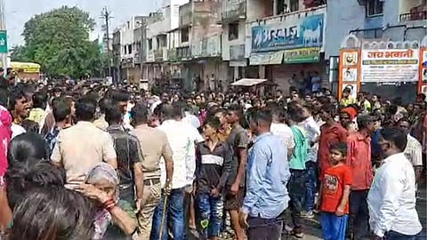 citizens gathered near bharadwadi road nashik 