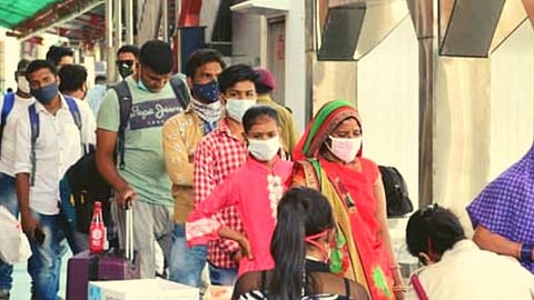 Omicron: परदेशातून येणाऱ्यांसाठी बदलले नियम, प्रवाशांवर घातली बंधने