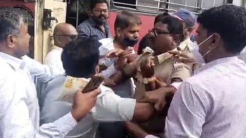 आगार व्यवस्थापकास मारहाण; वाहक,चालकांवर गुन्हा दाखल