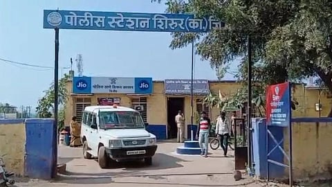 बीडमध्ये पैशांचा पाऊस पाडतो सांगत युवकांना लाखो रुपयांचा गंडा!