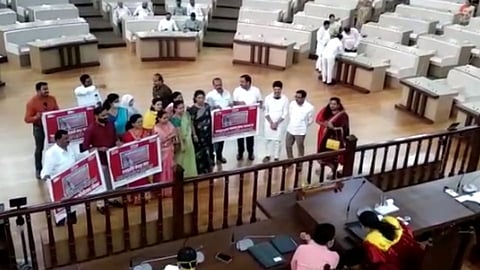  ऐन थंडीत पुण्याचं राजकीय वातावरण तापलं; भाजपची होर्डिंग बाजी विरोधकांकडून टार्गेट
