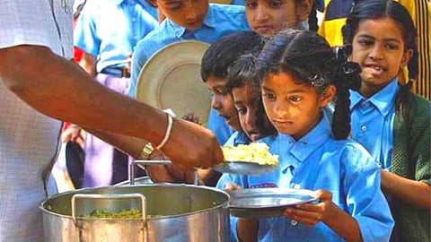 पोषण आहाराच्या नावावर विद्यार्थ्यांची बोळवण; खिचडी ऐवजी दिली जातायत बिस्किटे!
