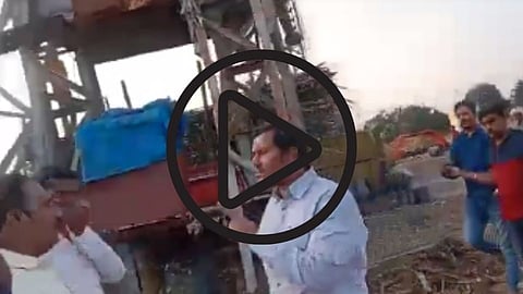 मकाई चे अध्यक्ष दिग्विजय बागल यांची स्वाभिमानीच्या कार्यकर्त्याला मारहाण! (Video) 