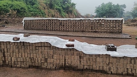 कल्याण: अवकाळी पावसामुळे वीट भट्ट्यांचे आणि शेतीचे मोठ्या प्रमाणात नुकसान...