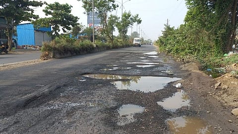 डोंबिवली-बदलापूर पाईपलाईन महामार्गावर खड्ड्यांचे साम्राज्य