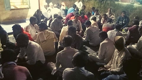 शेतीचा वीजपुरवठा खंडित; शेतकऱ्यांचा रात्रभर महावितरण कार्यालयात ठिय्या