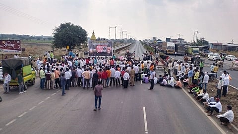 बैलगाड्या रस्त्यावर सोडून, शेतकऱ्यांचा सक्तीच्या वीज बिल वसुली विरोधात चक्काजाम!