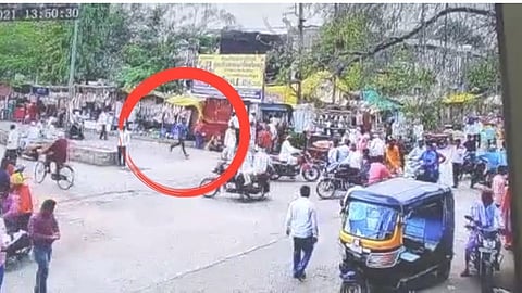 दुचाकीचा पाठलाग करत शेतमालाचे पैसे चोरले; चोरटा CCTV मध्ये कैद 
