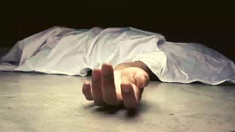 धारावीत साडीचा झोका बांधून खेळणाऱ्या मुलीचा फास लागून मृत्यू...(पहा व्हिडिओ)