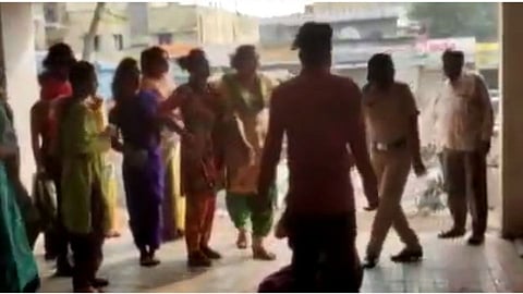 गुरुवर कारवाई करण्याच्या मागणीसाठी तृतीय पंथीयांचा आत्महत्येचा प्रयत्न