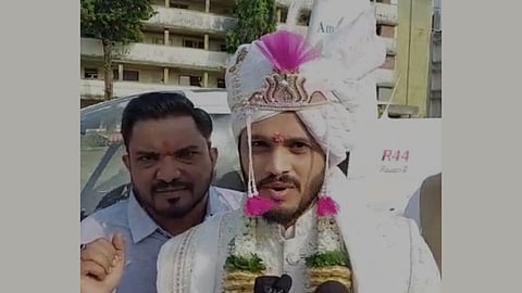 ओ शेठ नादच केला थेट; लग्नासाठी नवरदेव चक्क हेलिकॉप्टरमधून रवाना