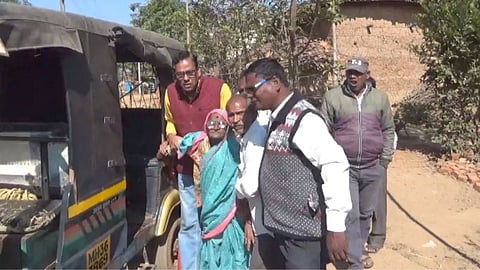 Bhandara : 102 वर्षांच्या आजीबाईने बजावला मतदानाचा हक्क! 