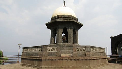 किल्ले रायगडावर अस्थिविसर्जन करण्याचा प्रयत्न? अखेर गुन्हा दाखल! 