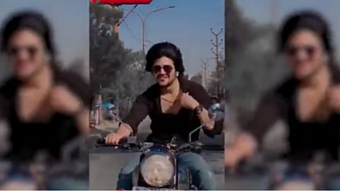 विना हेल्मेट भरधाव वेगात नवरीच्या शोधात निघाला
