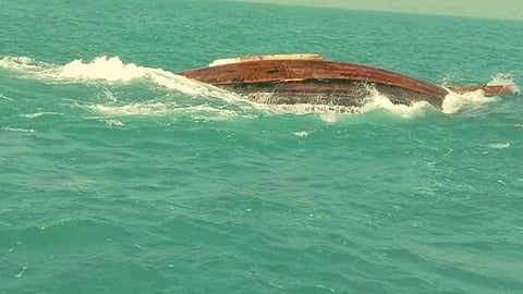 गुजरातच्या समुद्रात मोठी दुर्घटना! 13 ते 15 बोटी बुडाल्याची भीती