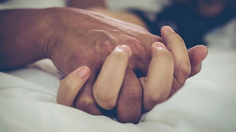 महिला शिक्षिकेने मुलाच्या अल्पवयीन मित्रासोबत ठेवले शंभरदा शारीरिक संबंध; अन्...