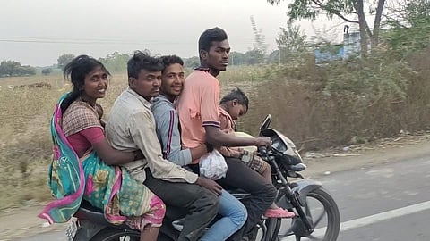 बीड : एक-दोन नव्हे, चक्क सहा जणांचा एकाचं मोटारसायकलवरून प्रवास !