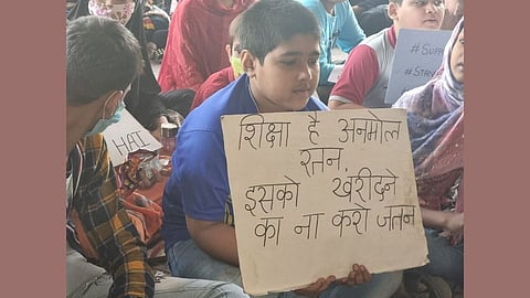 मनमानी शुल्क विरोधात शाळकरी विद्यार्थ्यांचे पालिका मुख्यालयासमोर ठिय्या आंदोलन