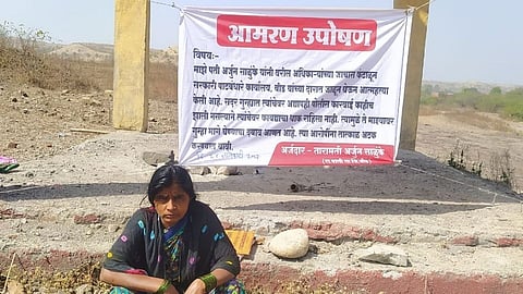 पतीने आत्मदहन करूनही मिळेना न्याय; महिलेचं चक्क स्मशानभुमीतच बेमुदत उपोषण!
