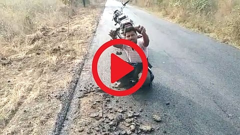यवतमाळच्या युवकाने केला निकृष्ट रस्त्याचा भांडाफोड; Video होतोय व्हायरल !