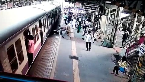 वसई: रेल्वे फळाटात अडकलेल्या प्रवाशाला पोलिसांनी वाचवले प्राण; घटना CCTVमध्ये कैद