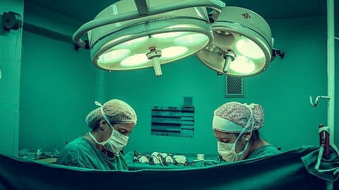 हृदय पिळवटणारी घटना! अखेरच्या श्वास मोजणाऱ्या लेकीला आईनं दिलं जीवनदान