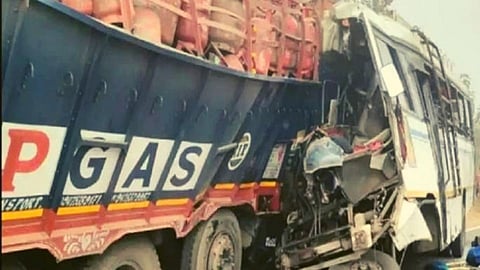 Jharkhand Accident: भीषण अपघात! बस- ट्रकच्या धडकेत 10 जण जागीच ठार