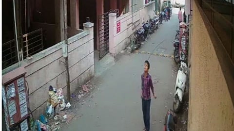 Pune : ४० फुटांवरून लोखंडी सळई निसटली आणि १२ वर्षीय मुलाच्या डोक्यावर पडली; मुलाचा जीव धोक्यात !
