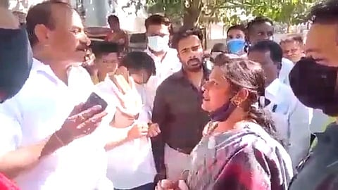 Pune : भूमिपूजनाच्या वादातून दोन नगरसेवकांची भर रस्त्यात हमरीतुमरी