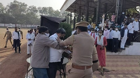 पोलीस मुख्यालयात धनंजय मुंडेंसमोर; बोगस रस्त्यावरून एकाचा आत्मदहनाचा प्रयत्न...