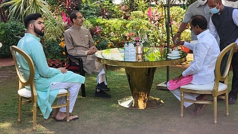 'ST कर्मचाऱ्यांना आत्तापर्यंत न भेटणारे मुख्यमंत्री तेलगणांच्या मुख्यमंत्र्यांना मात्र आवर्जून भेटतात'