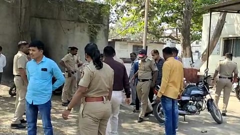 Beed Breaking: जिल्हाधिकारी कार्यालयातील रजिस्ट्री ऑफिसमध्ये गोळीबार; घटनास्थळी पोलीस दाखल