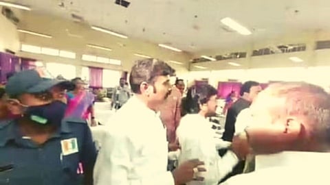 Amravati: अमरावती महापालिकेच्या आमसभेत राडा...(पहा Video)