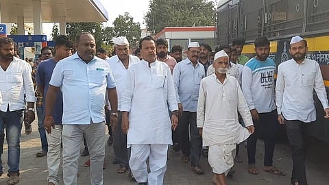 sambhaji bhide visits jat near sangli and took darshan of Chhatrapati Shivaji Maharaj idol