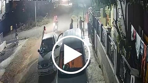 डोळ्यात मिरचीची पूड टाकून लुटण्याचा प्रयत्न, थरार CCTV मध्ये कैद; पहा Video