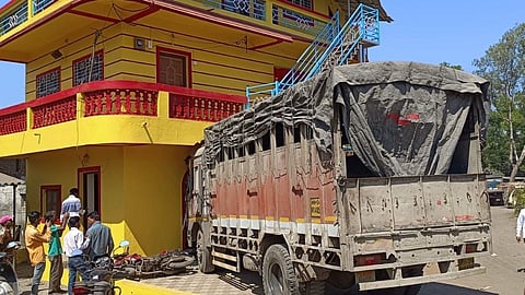 घरात सिमेंट ट्रक घुसला