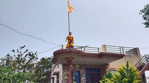 घरावर उभारला पूर्णाकृती पुतळा