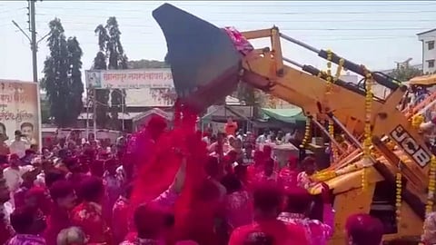 खानापूर नगराध्यक्ष निवडीनंतर कार्यकर्त्यांनी केली जेसीबीने गुलालाची उधळण