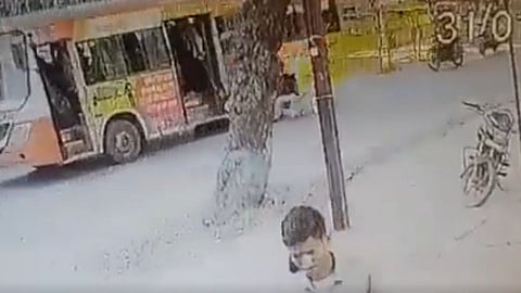 Terrible Accident: बसचालकाच्या निष्काळजीपणाने विद्यार्थ्याचा जीव घेतला;(पहा व्हिडिओ)
