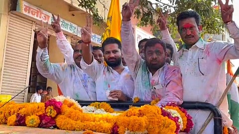 केजमध्ये उत्साहाच्या भरात जंगी मिरवणूक काढणं भोवलं; नूतन नगराध्यक्षावर गुन्हा 