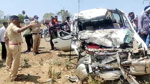 accident near hotel kandil in amravati