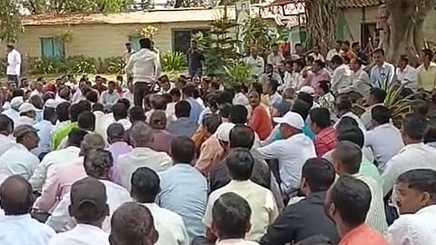 workers agitation near kisanveer sugar factory gate