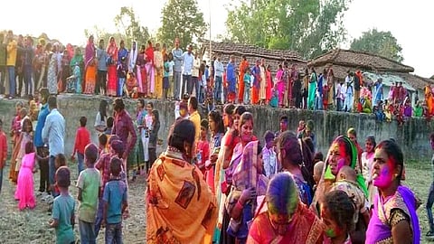 भारतातील एक अनोखे गाव, जिथे होळीच्या दिवशी दगड फेकून मारले जातात!