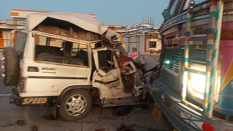 दर्शनाकरिता निघालेल्या भक्तांच्या बोलेरो गाडीला भीषण अपघात; 5 जणांचा मृत्यू...(पहा Video)