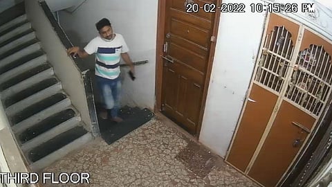 Dombivali Crime: विवाहितेचा पाठलाग करणाऱ्या माथेफिरुला नागरिकांचा चोप...(पहा Video)