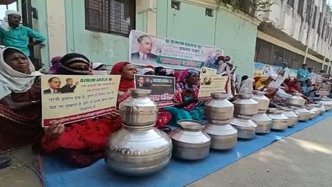 अकोल्यात आयुक्तांच्या कार्यालयासमोर फोडले हांडे; पाण्यासाठी महिला आक्रमक