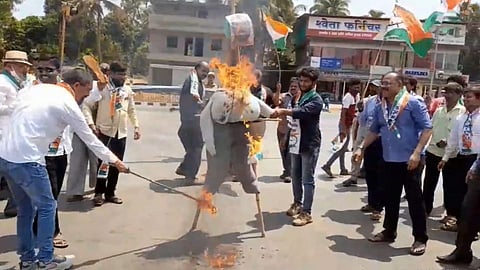 sindhudurg ncp leaders protest on statement of sadabhau khot